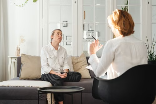 A client talking with a therapist during an EMDR therapy conversation